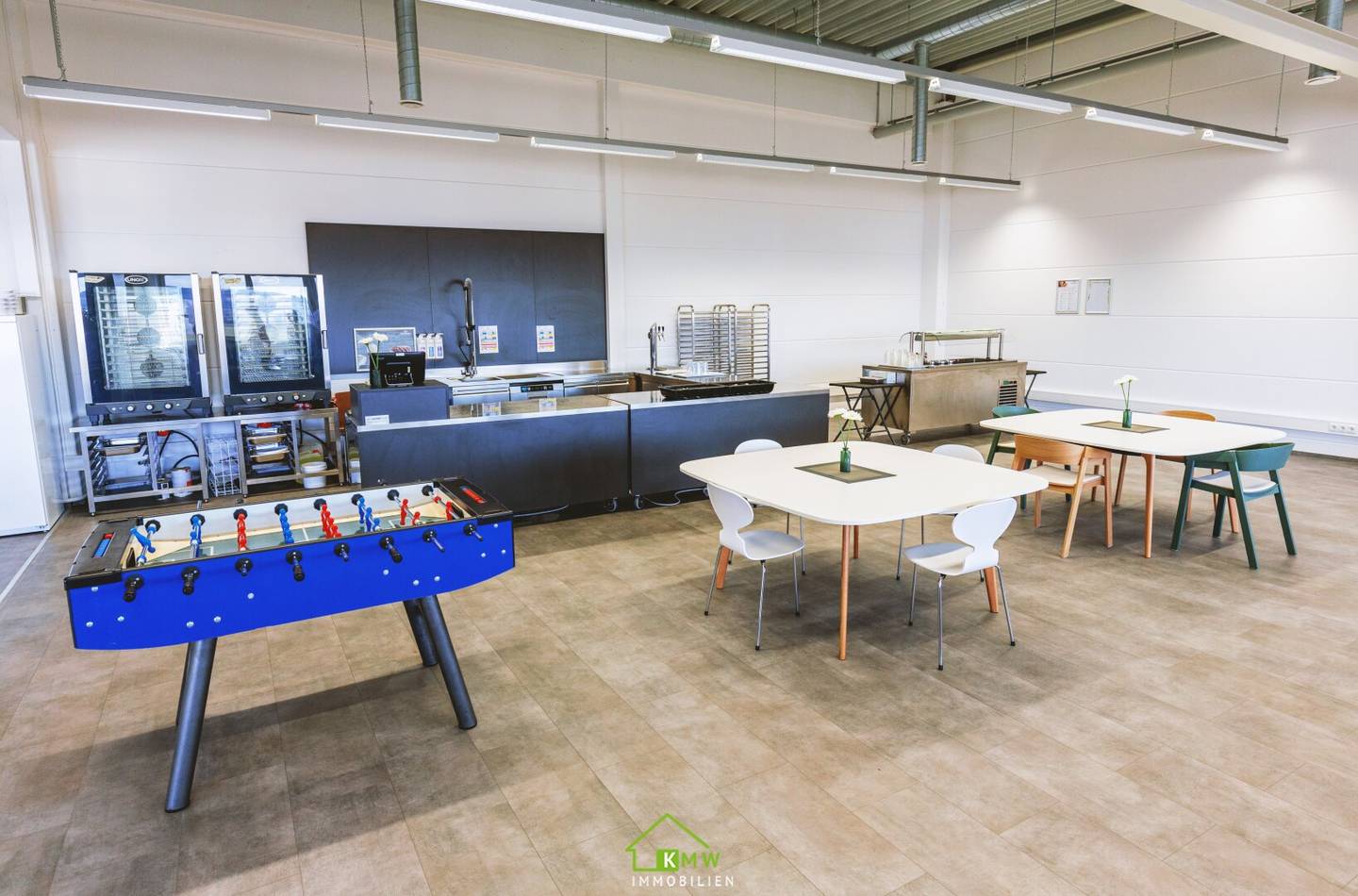 Representative, modern approx. 505 m² office spaces with canteen and parking spaces