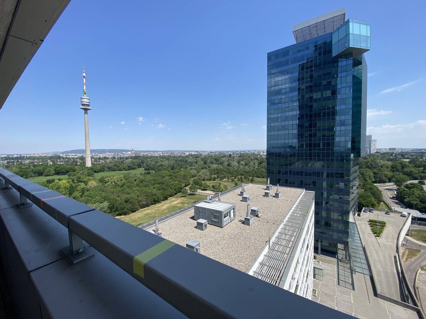 Mischek Tower - Apartment on the 13th Floor with Panoramic View, Terrace and Loggia