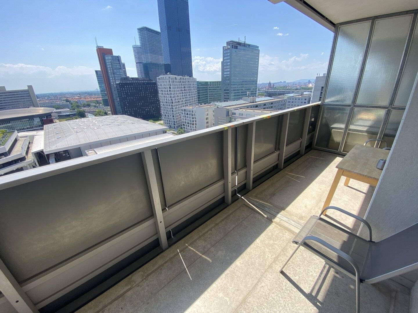 Mischek Tower - Apartment on the 13th Floor with Panoramic View, Terrace and Loggia