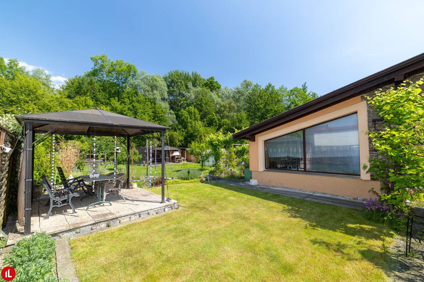 Bungalow with a dream green oasis, workshop and wellness area living, relaxing and enjoying in the best green quiet location