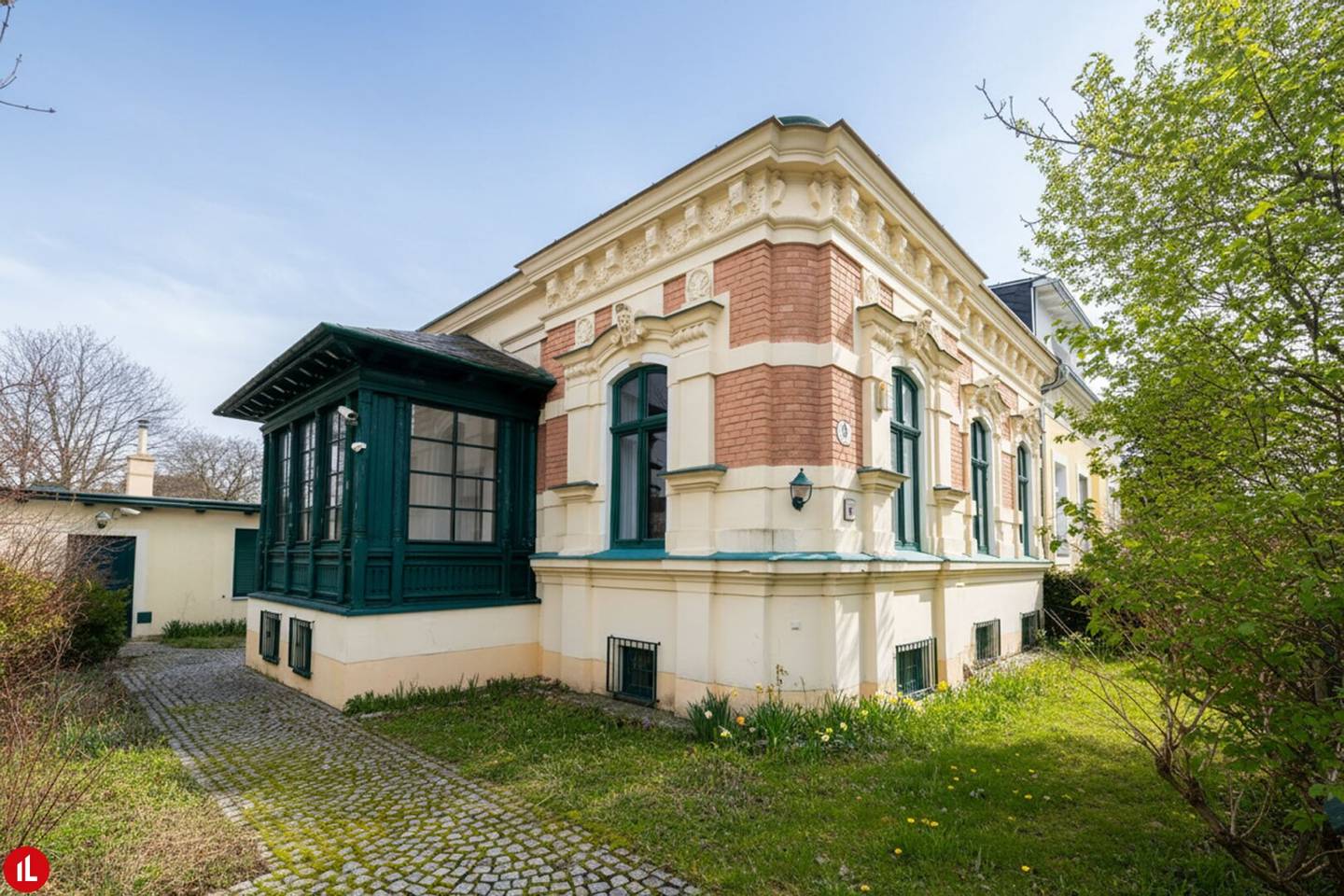 Historic villa with garden house in the best Mödling residential area