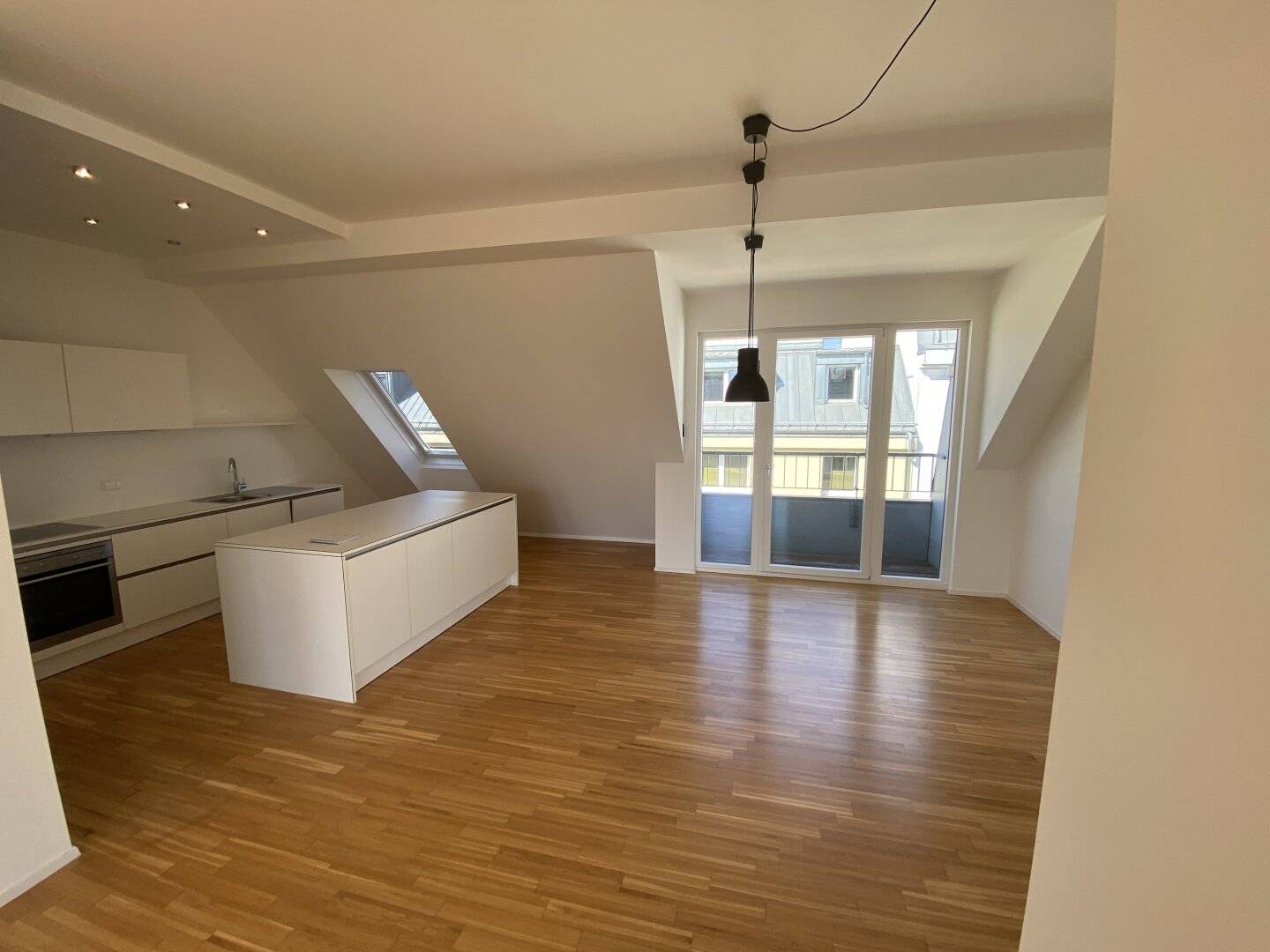 Exclusive attic maisonette with terrace in a central location in the 18th district