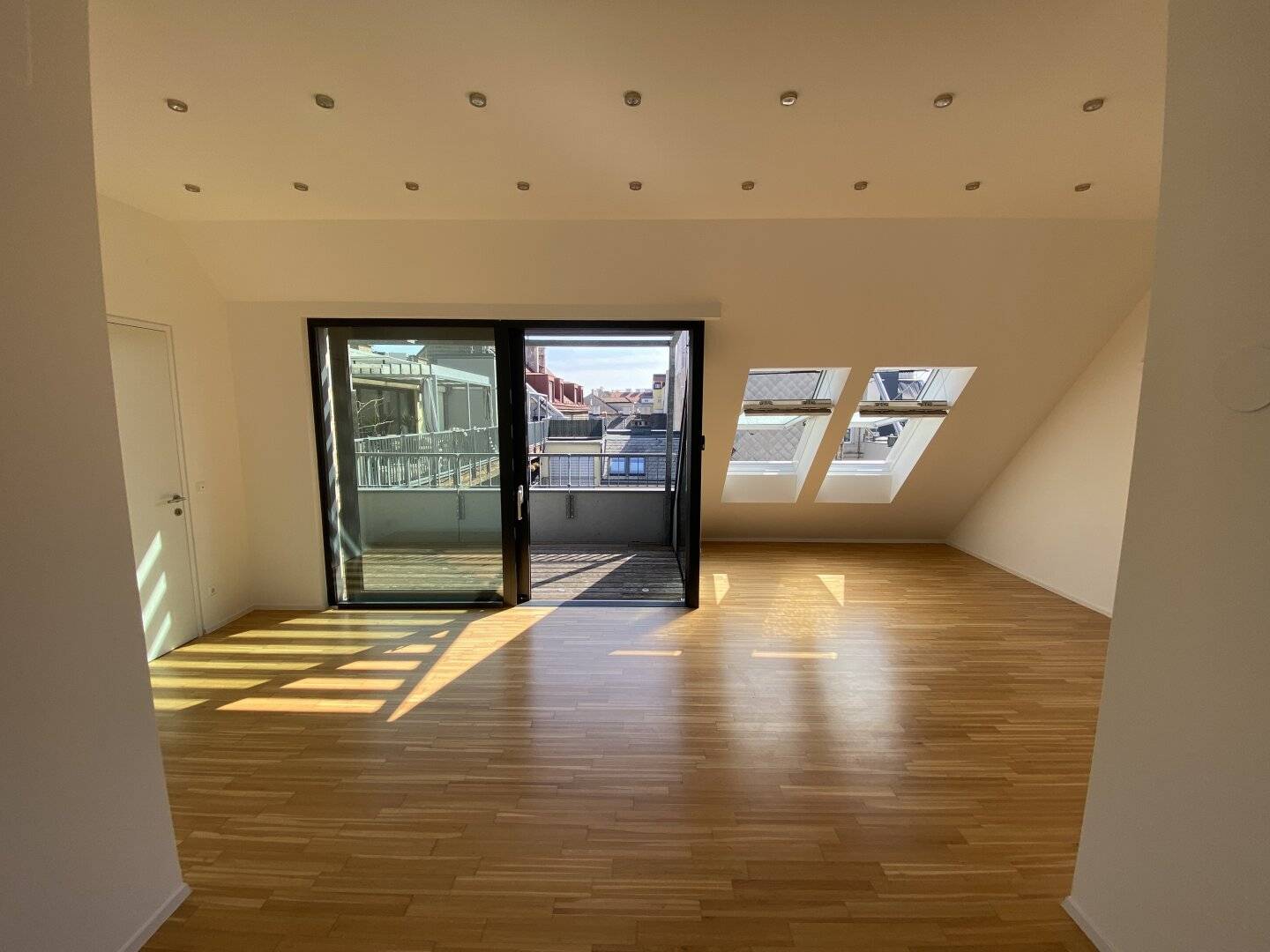 Exclusive attic maisonette with terrace in a central location in the 18th district