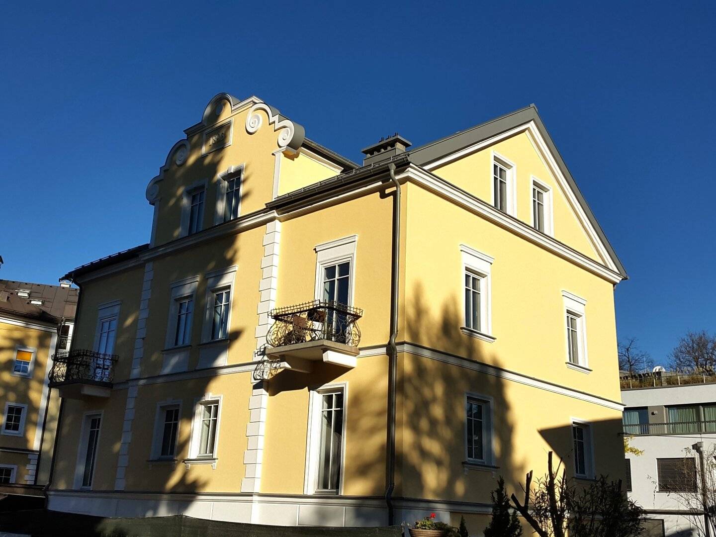 Tenanted old building apartment in Salzburg turn of the century villa Riedenburg