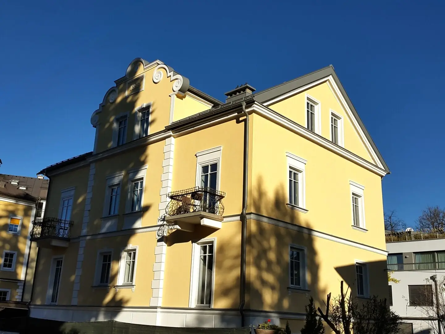 Tenanted old building apartment in Salzburg turn of the century villa Riedenburg