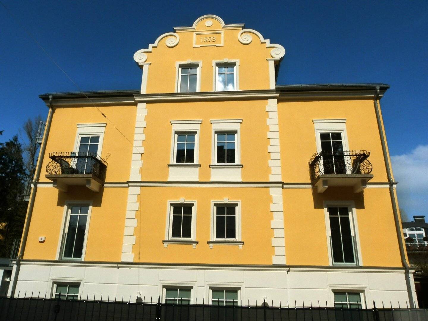 Tenanted old building apartment in Salzburg turn of the century villa Riedenburg
