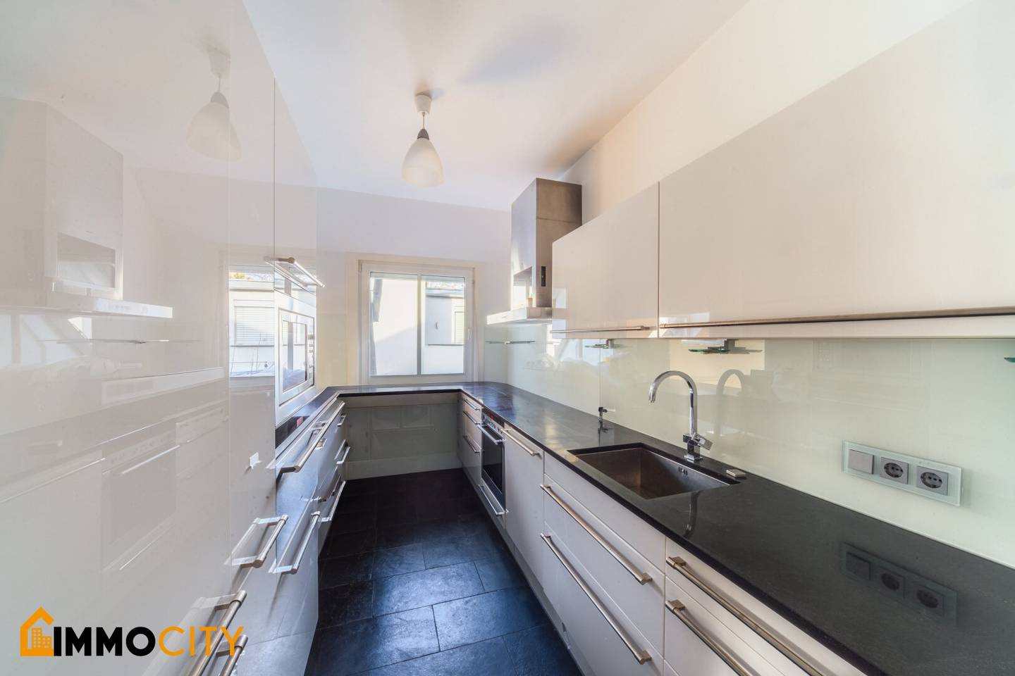 Exclusive attic maisonette jewel 5 rooms + roof terrace in Döbling + garage