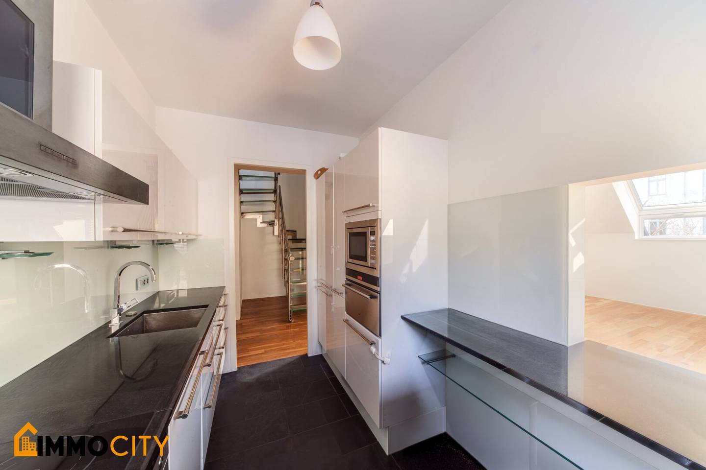 Exclusive attic maisonette jewel 5 rooms + roof terrace in Döbling + garage