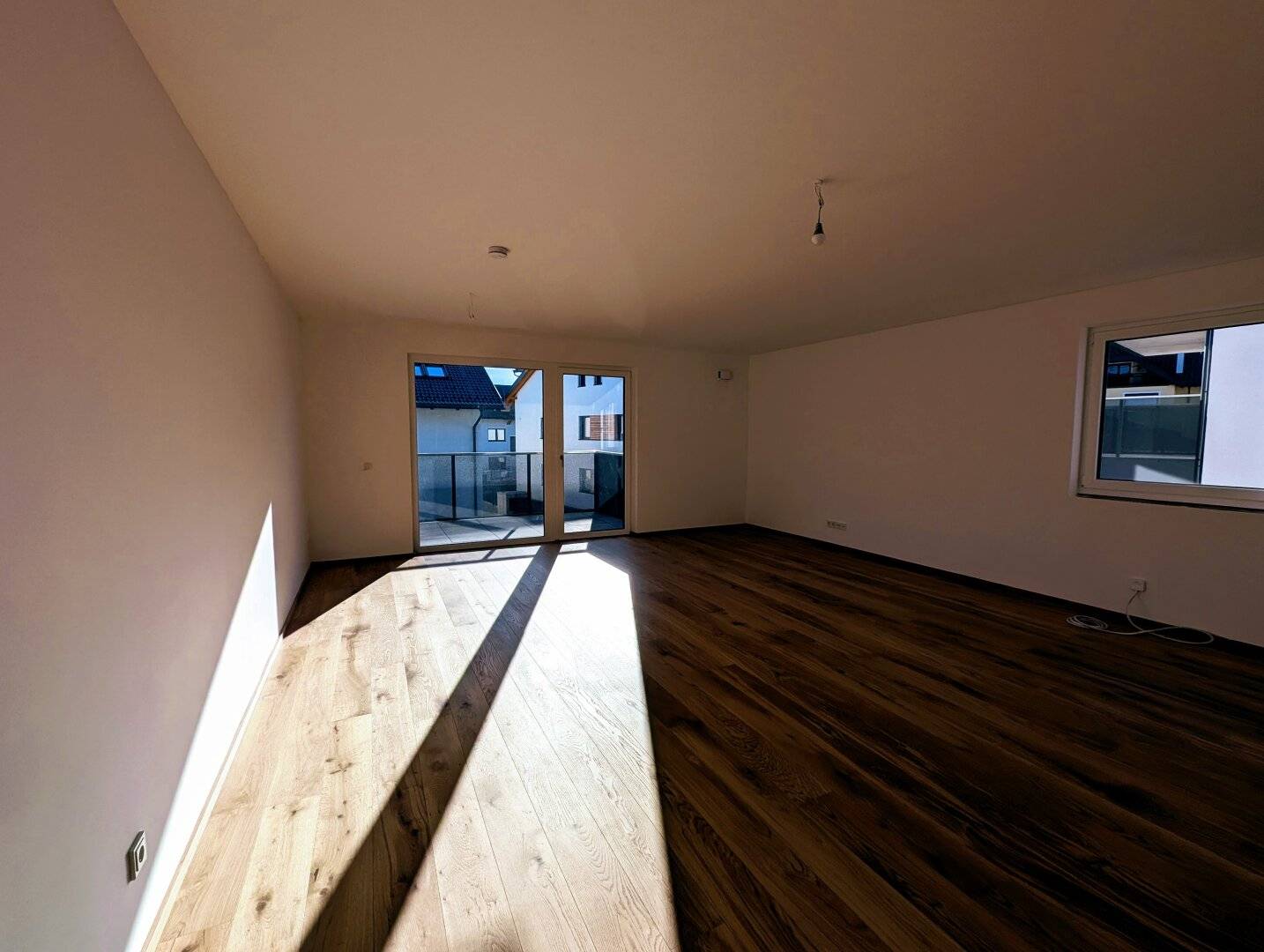 Geräumige 4 Zimmer Erstbezugs-Wohnung mit Balkon im Ortszentrum von Hallwang!