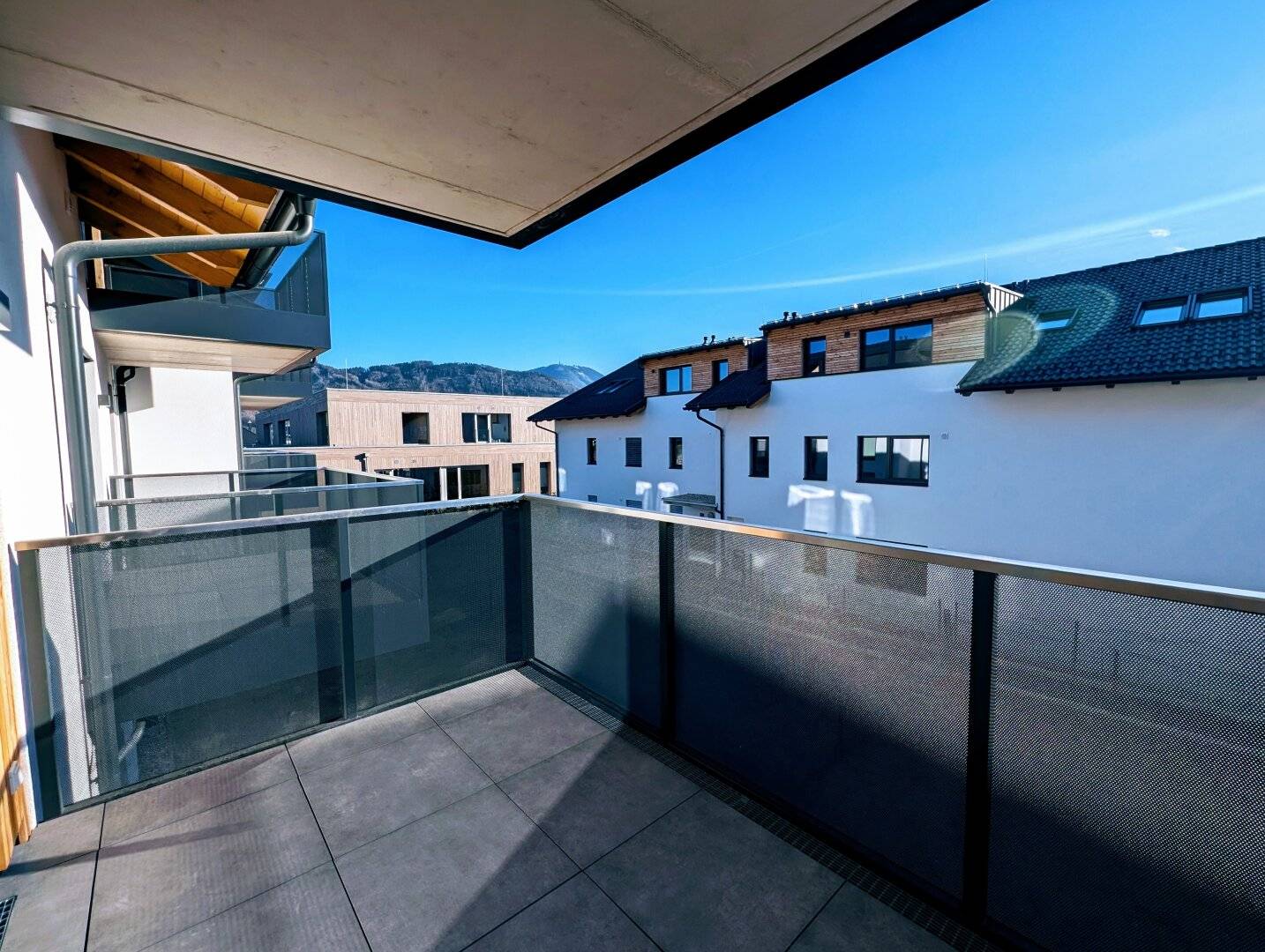Geräumige 4 Zimmer Erstbezugs-Wohnung mit Balkon im Ortszentrum von Hallwang!
