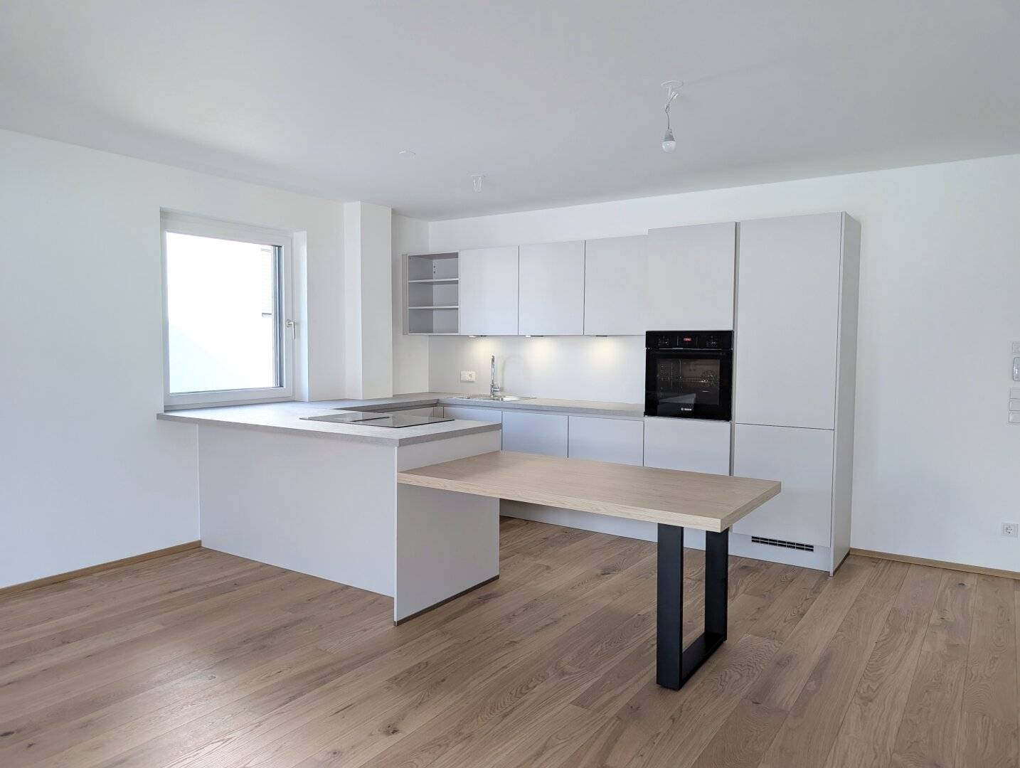 Geräumige 4 Zimmer Erstbezugs-Wohnung mit Balkon im Ortszentrum von Hallwang!