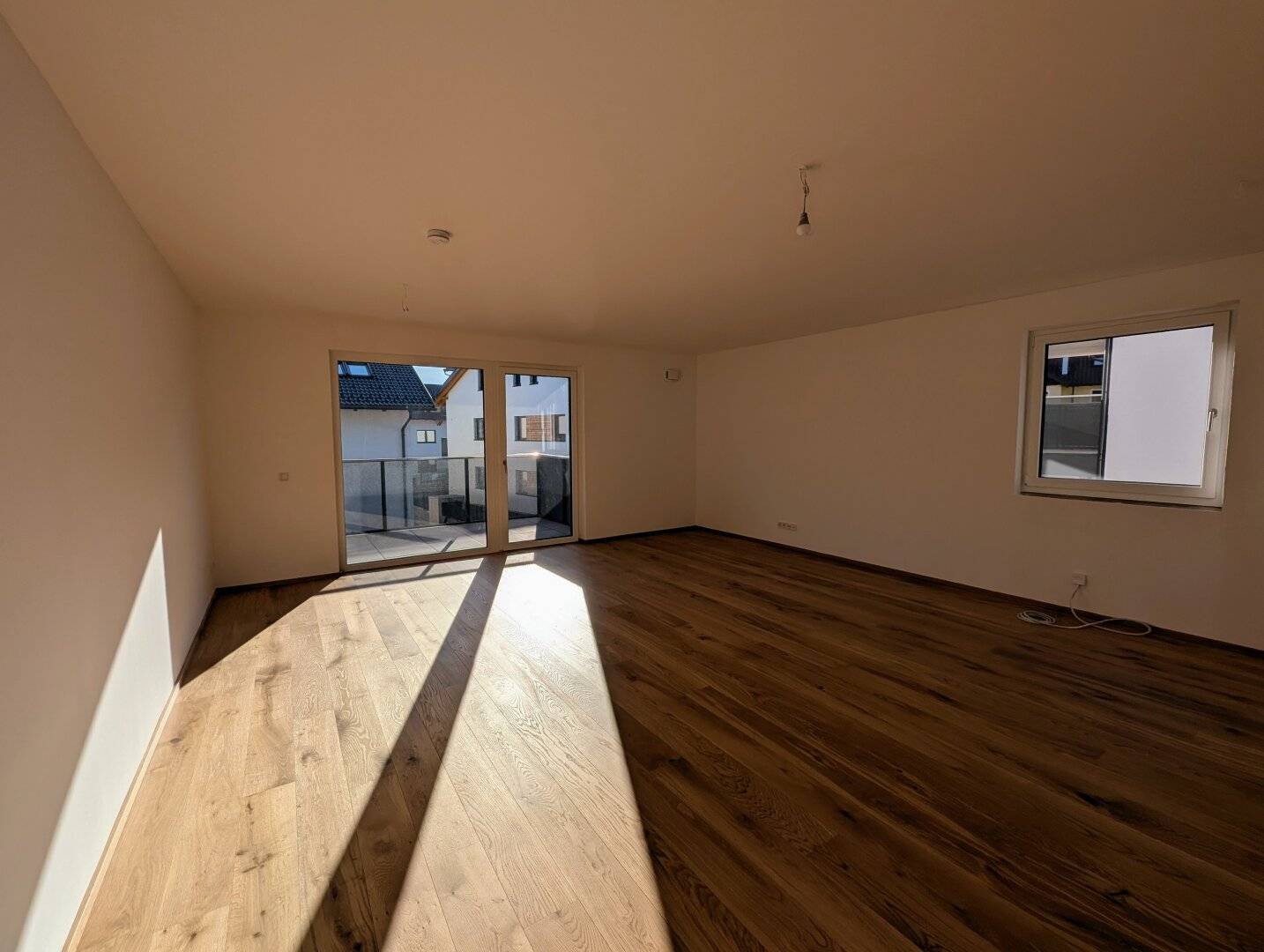 Geräumige 4 Zimmer Erstbezugs-Wohnung mit Balkon im Ortszentrum von Hallwang!