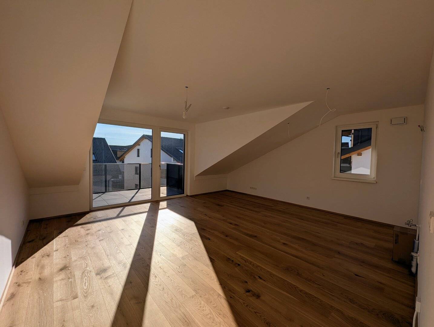 Charming 4 room attic first occupancy apartment with balcony in the town center of Hallwang