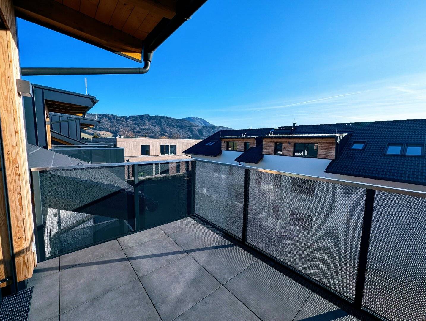 Ortszentrum Hallwang: Großzügige 4 Zimmer-Dachgeschoss-Erstbezugs-Wohnung mit großem Balkon!