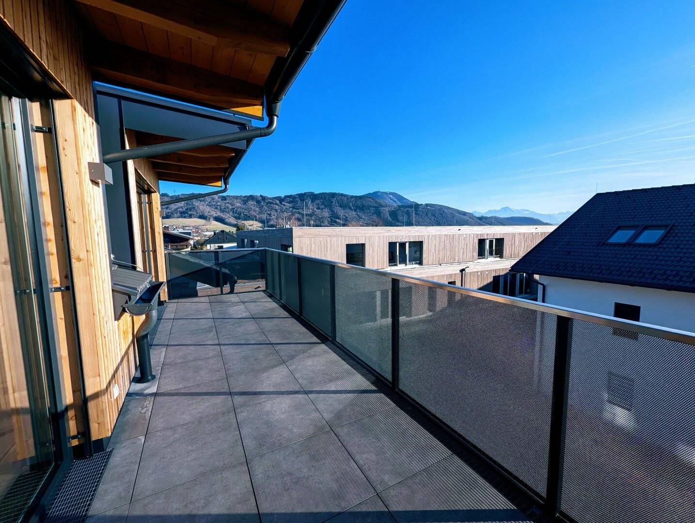 Ortszentrum Hallwang: Großzügige 4 Zimmer-Dachgeschoss-Erstbezugs-Wohnung mit großem Balkon!