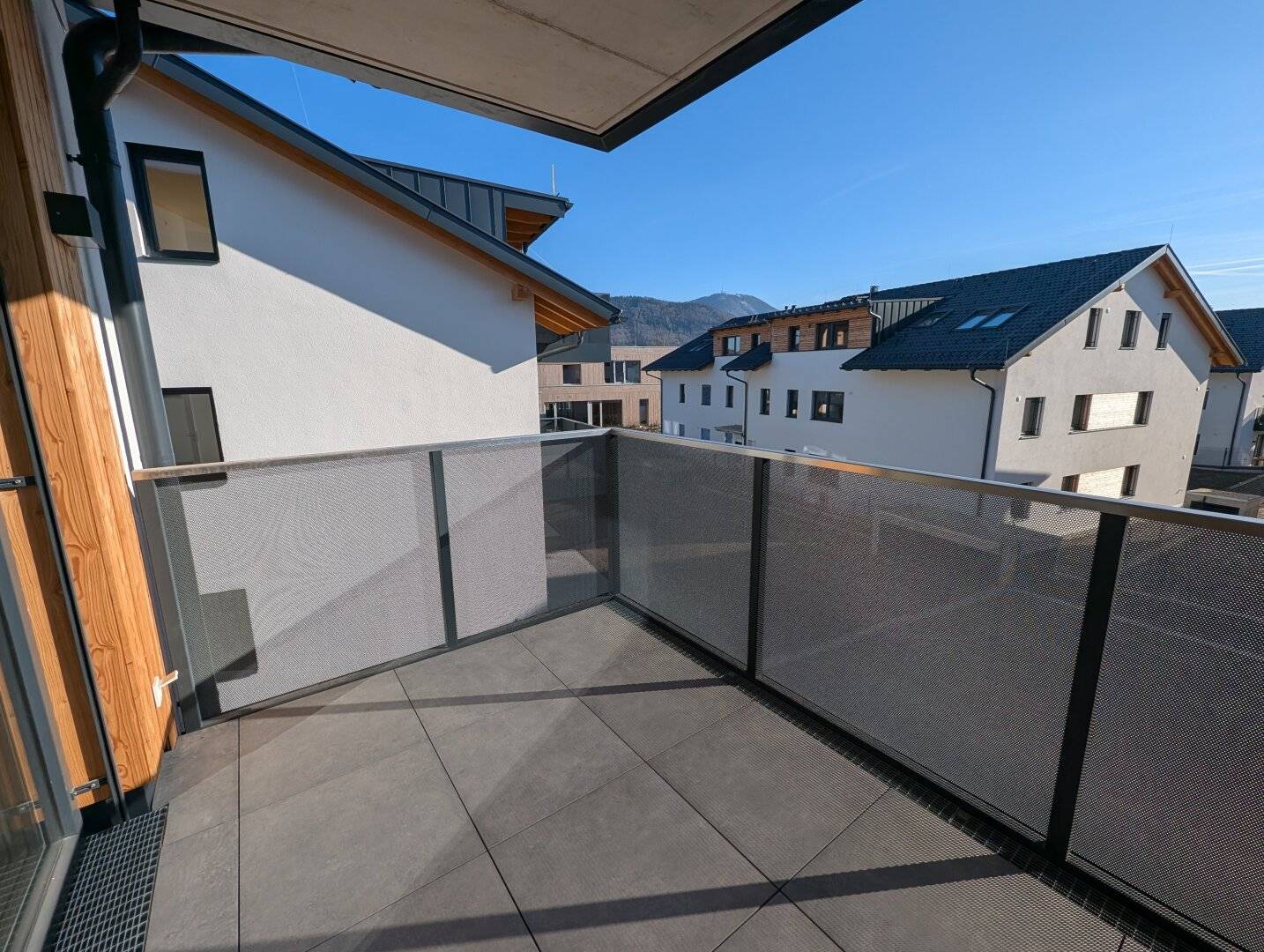 Light flooded and smart: Bright 3 room first occupancy apartment with south facing balcony in Hallwang town center