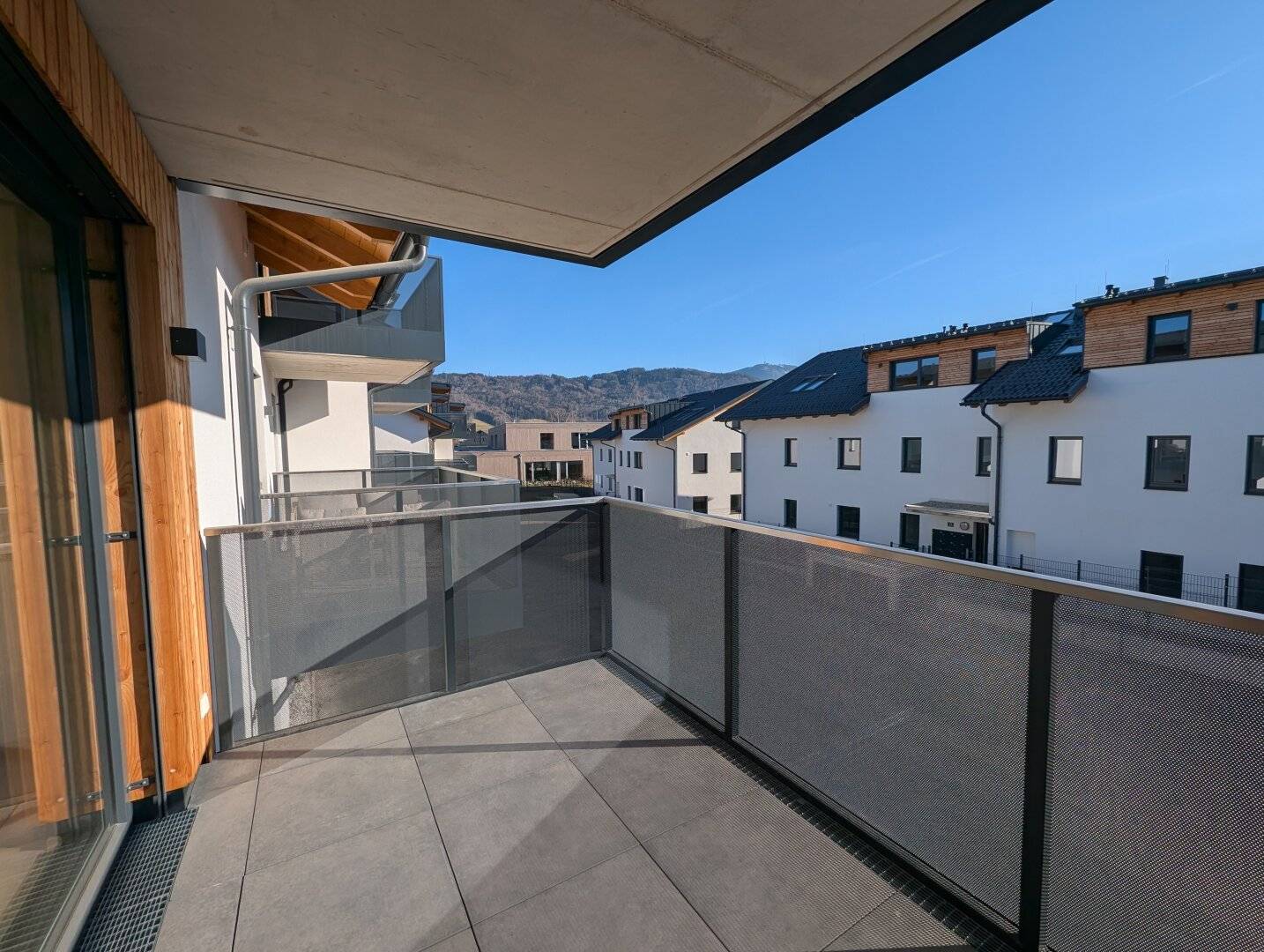 ROOM TO UNFOLD: Generous 4-room first-occupancy apartment with home-office potential in Hallwang town center