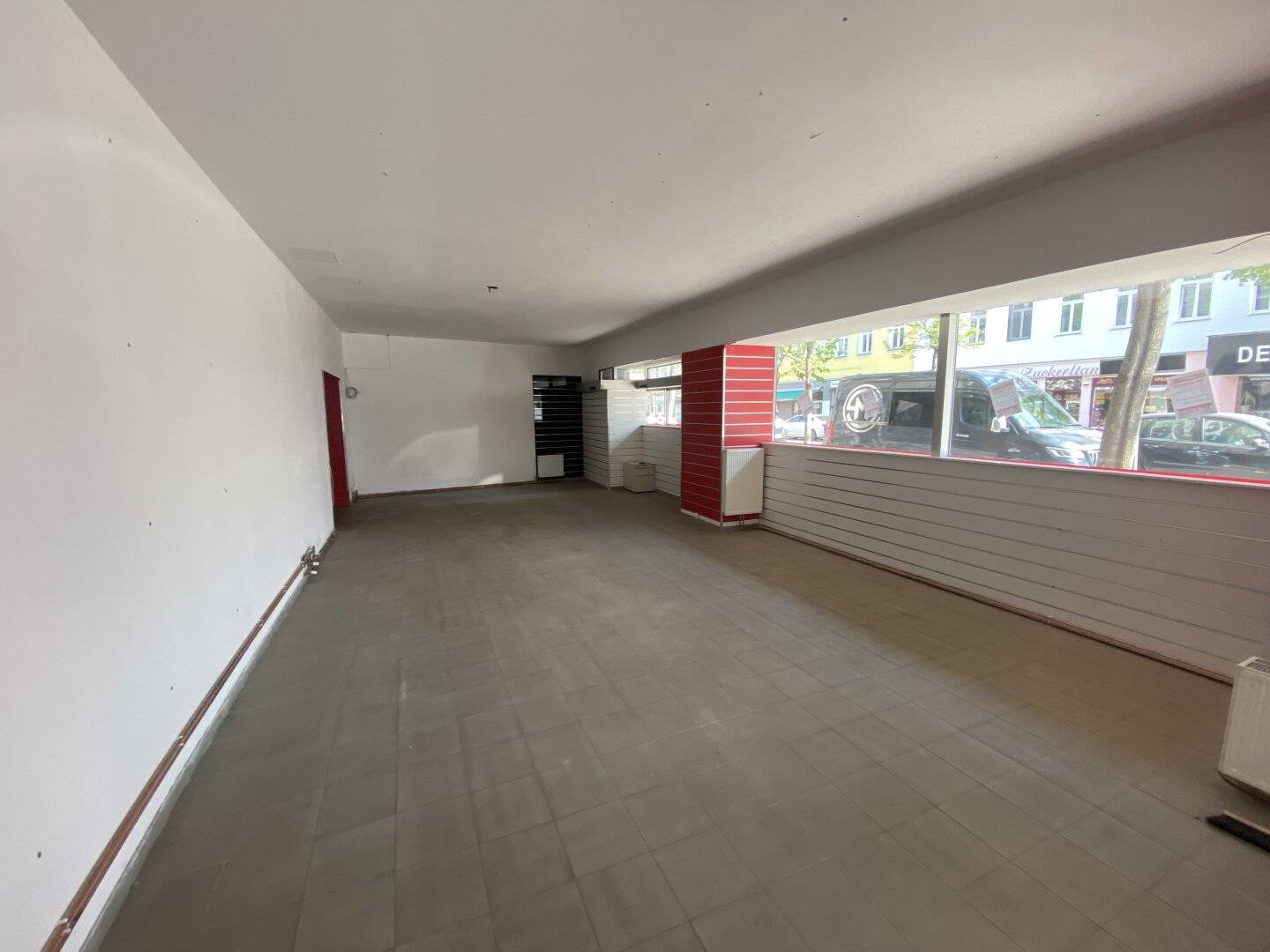 Spacious corner commercial premises on Klosterneuburgerstraße