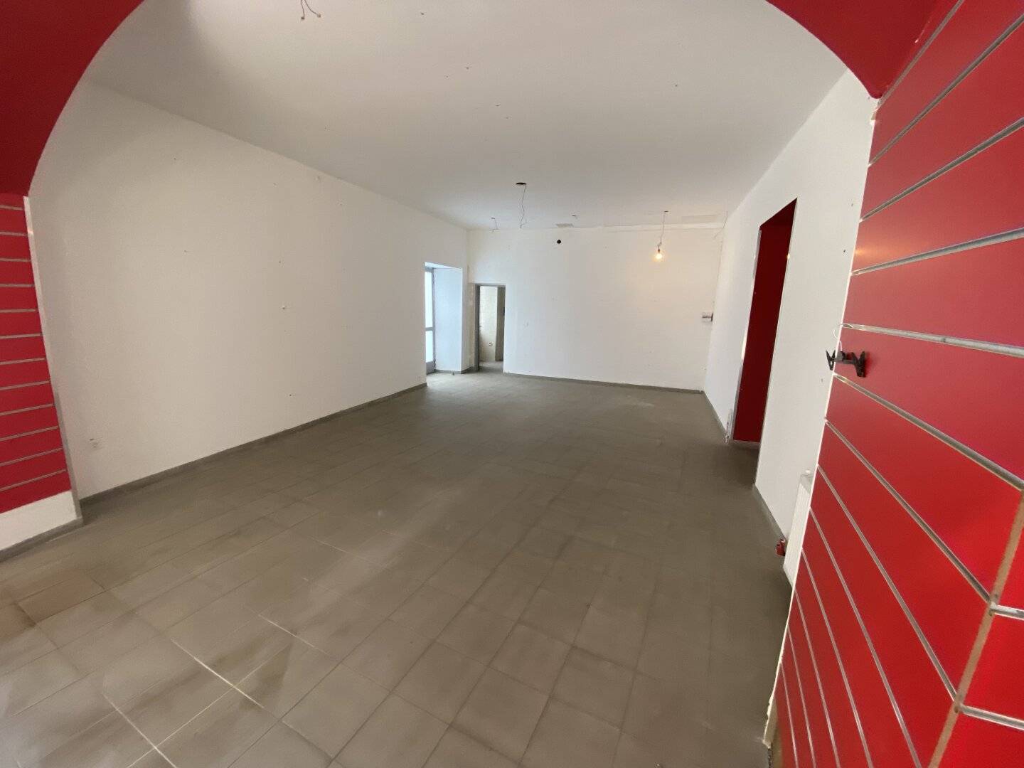 Spacious corner commercial premises on Klosterneuburgerstraße