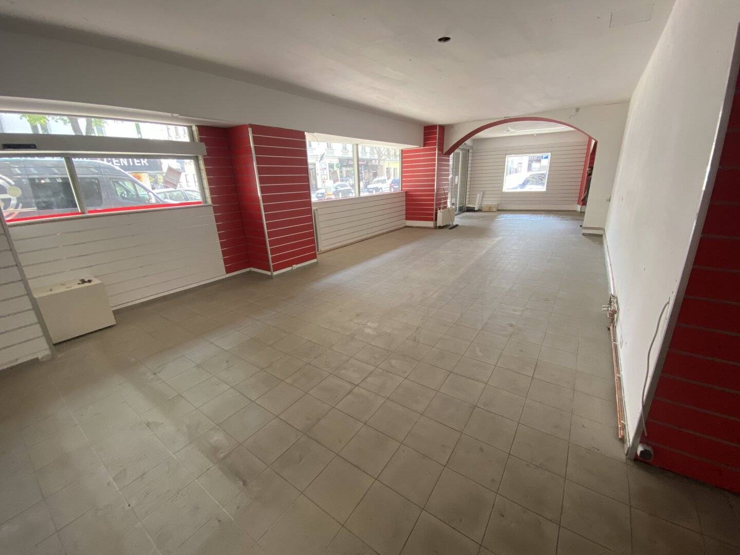 Spacious corner commercial premises on Klosterneuburgerstraße