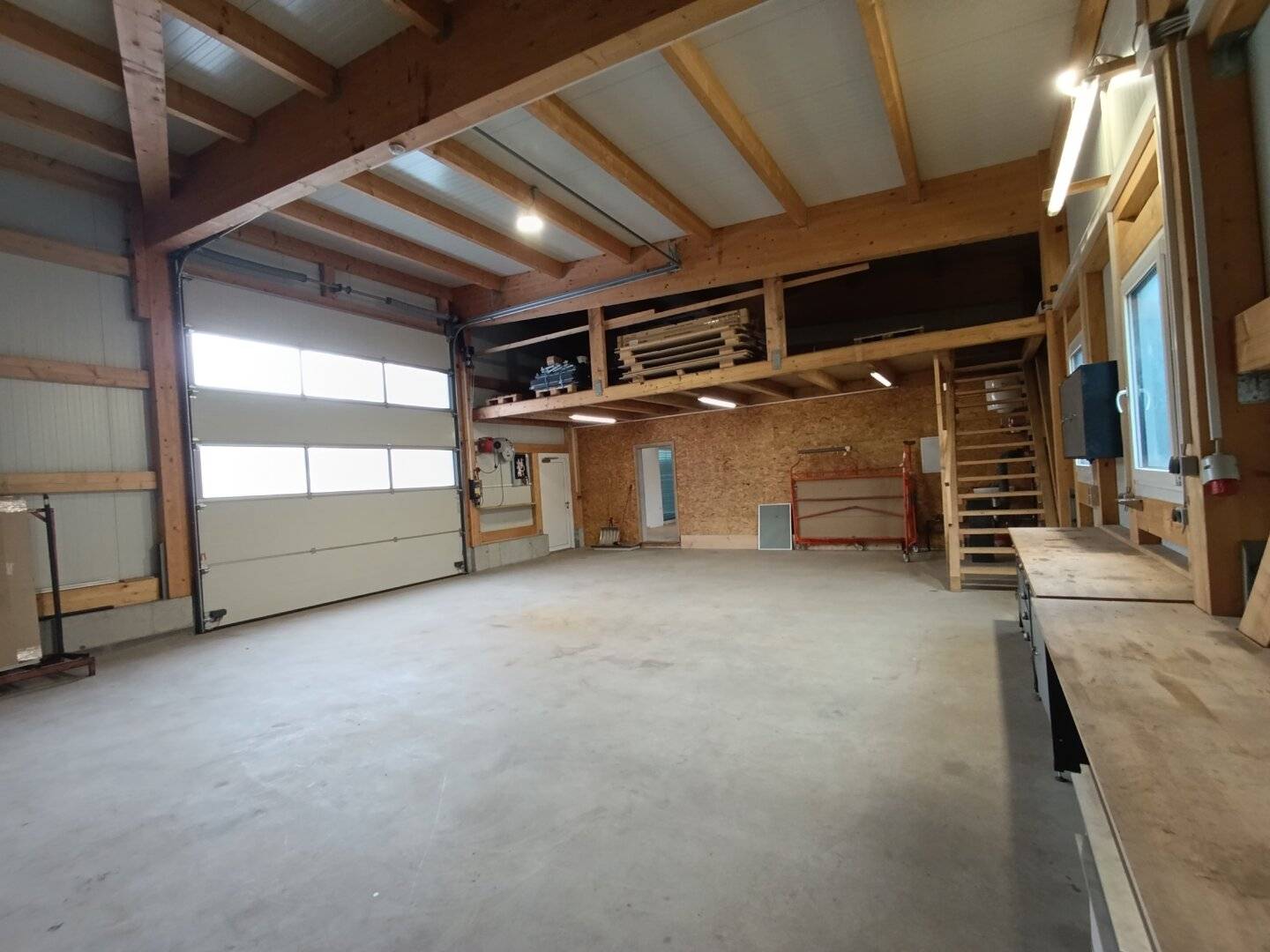 Office with showroom and generous storage space in Weitra