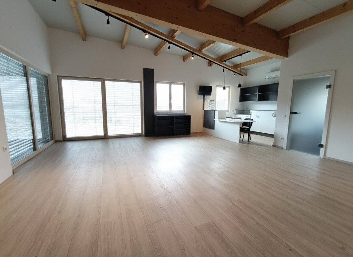 Office with showroom and generous storage space in Weitra