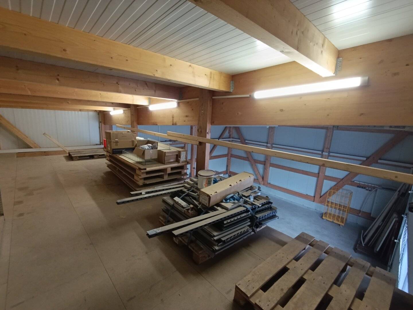 Office with showroom and generous storage space in Weitra
