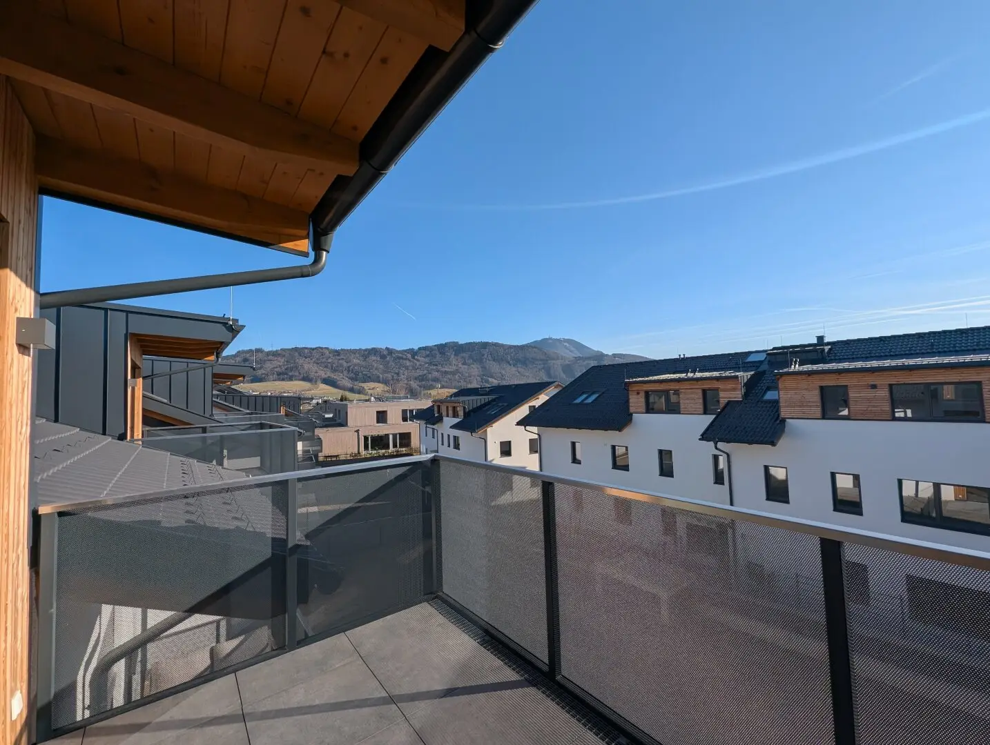 Bezugsfertig - ansprechende 4 Zimmer Erstbezugs-Dachgeschoss-Wohnung mit traumhaftem Ausblick im Ortszentrum Hallwang!