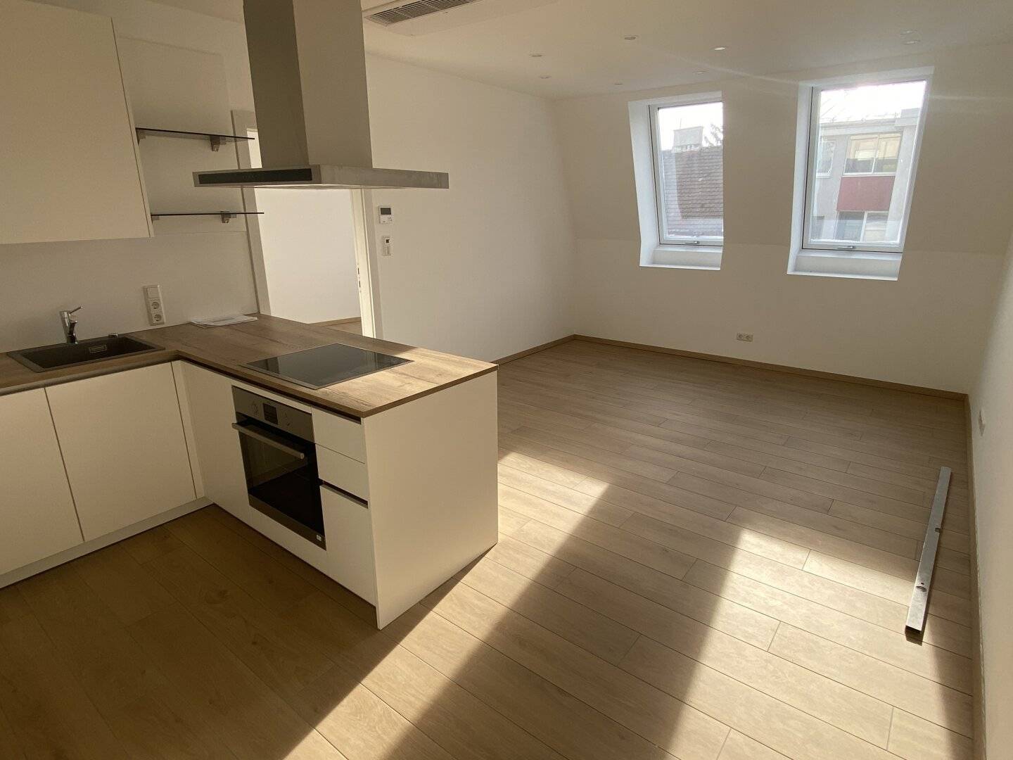 ERSTBEZUG  -  top ausgestattete 3 Zimmer Maisonettewohnung mit Terrasse, Nähe Bahnhof Floridsdorf