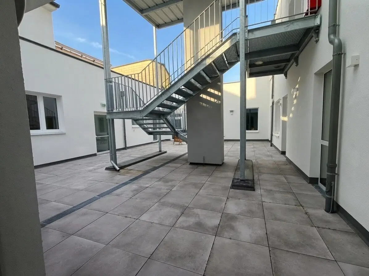 Like new! Office or practice flexible use in a central location in 3910 Zwettl