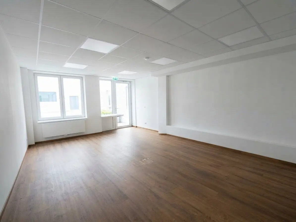 Like new! Office or practice flexible use in a central location in 3910 Zwettl