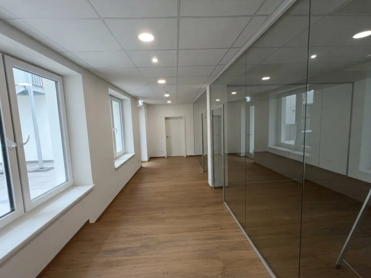 Like new! Office or practice flexible use in a central location in 3910 Zwettl