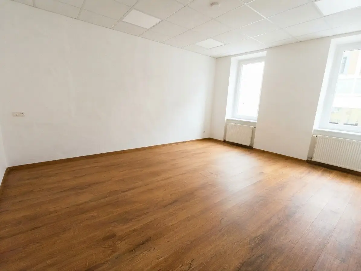 Like new! Office or practice flexible use in a central location in 3910 Zwettl