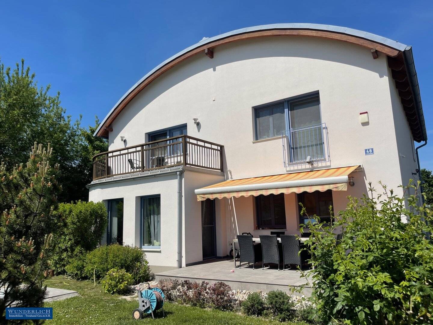 Guide price generously proportioned single-family house with 360 m² usable space, garage and swimming pool!
