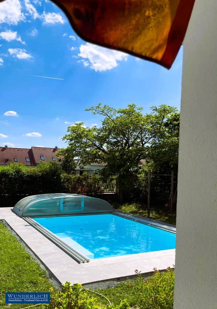 Guide price generously proportioned single-family house with 360 m² usable space, garage and swimming pool!