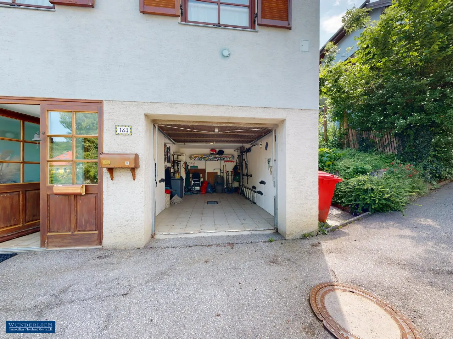 Corner terraced house with large garden in quiet location