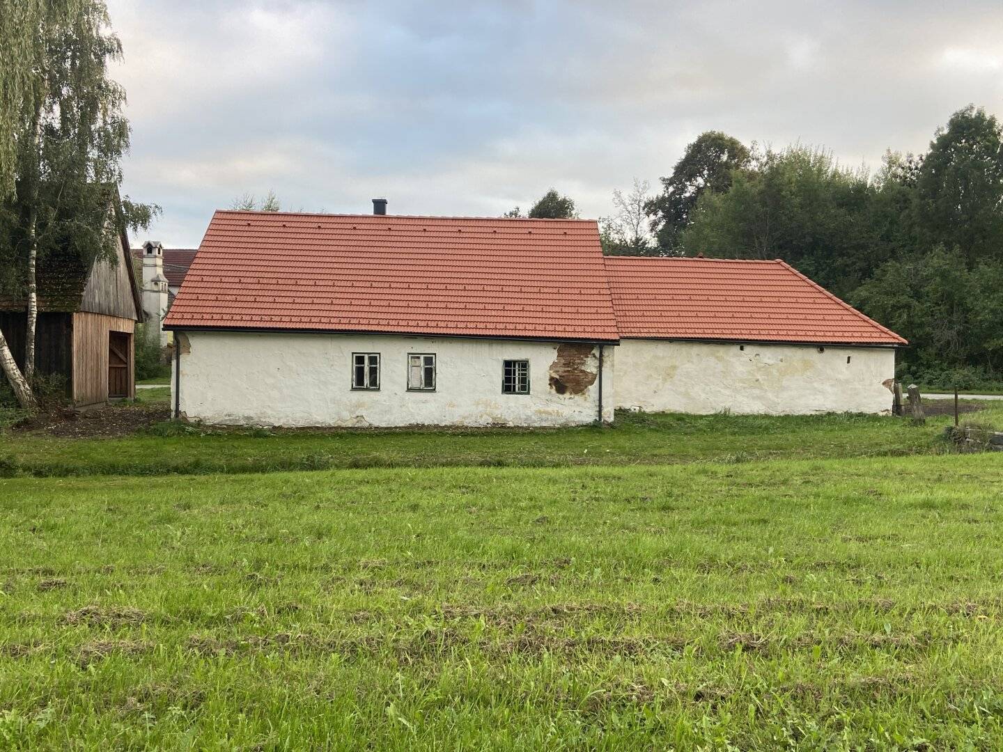 Ehemaliges Bauernhaus mit Scheune mit viel Potential  -  renovierungsbedürftig