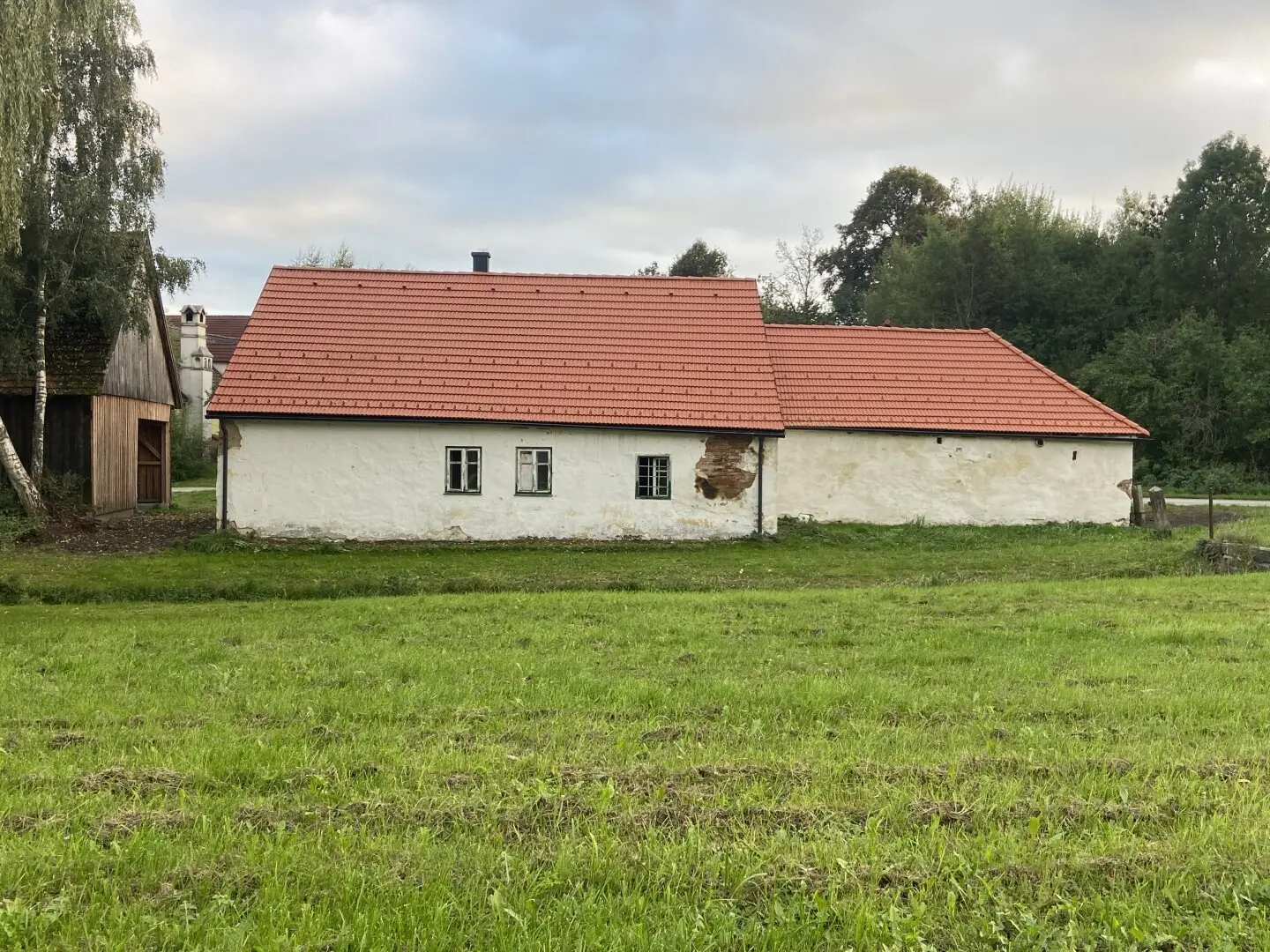 Ehemaliges Bauernhaus mit Scheune mit viel Potential - renovierungsbedürftig