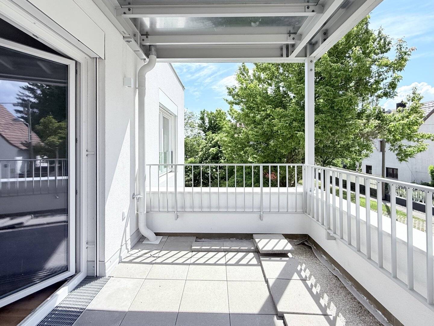 Commission-free first occupancy! Three-room apartment with balcony and garage parking space