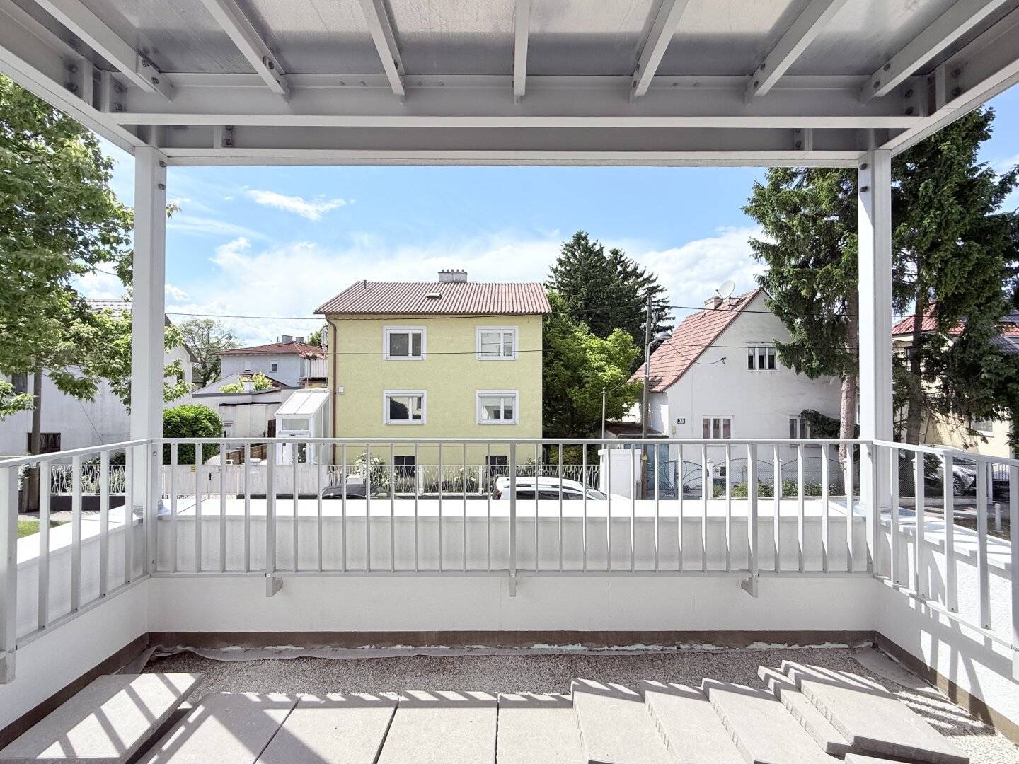 Commission-free first occupancy! Three-room apartment with balcony and garage parking space