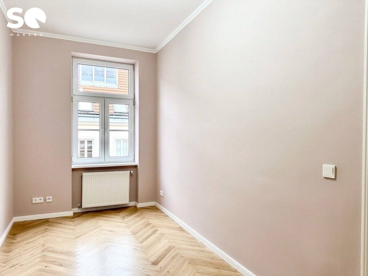 #SQ - renovated, light-filled and ideally laid out - 2-room old-building apartment on the 3rd floor