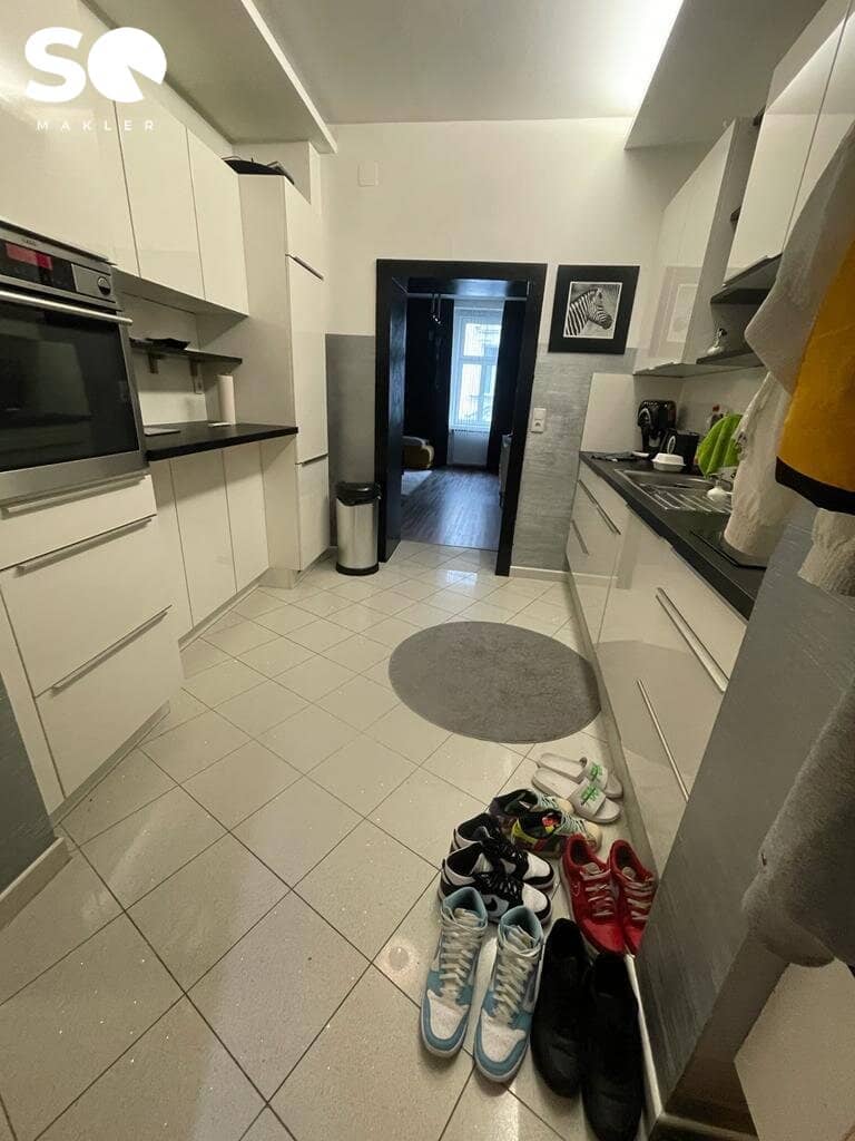 Indefinitely rented old building apartment in a prime location near Westbahnhof and Mariahilferstraße by
