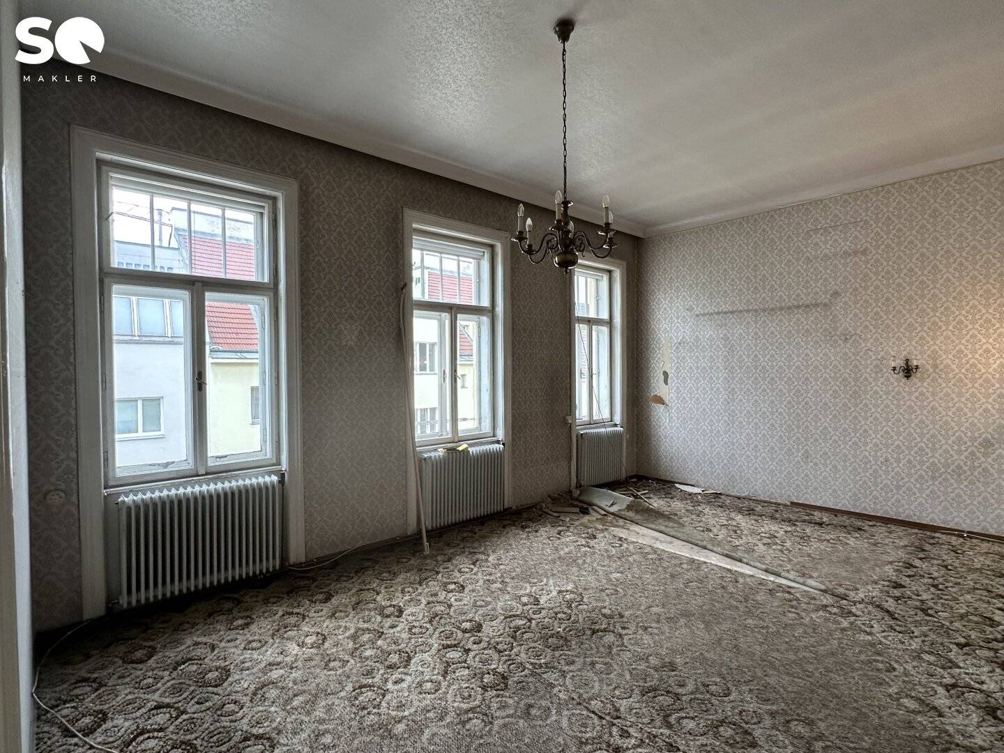 Sunny old building apartment with balcony in a desirable location in the 4th district there is no extra punctuation in title but we keep the content natural to English and preserve proper names