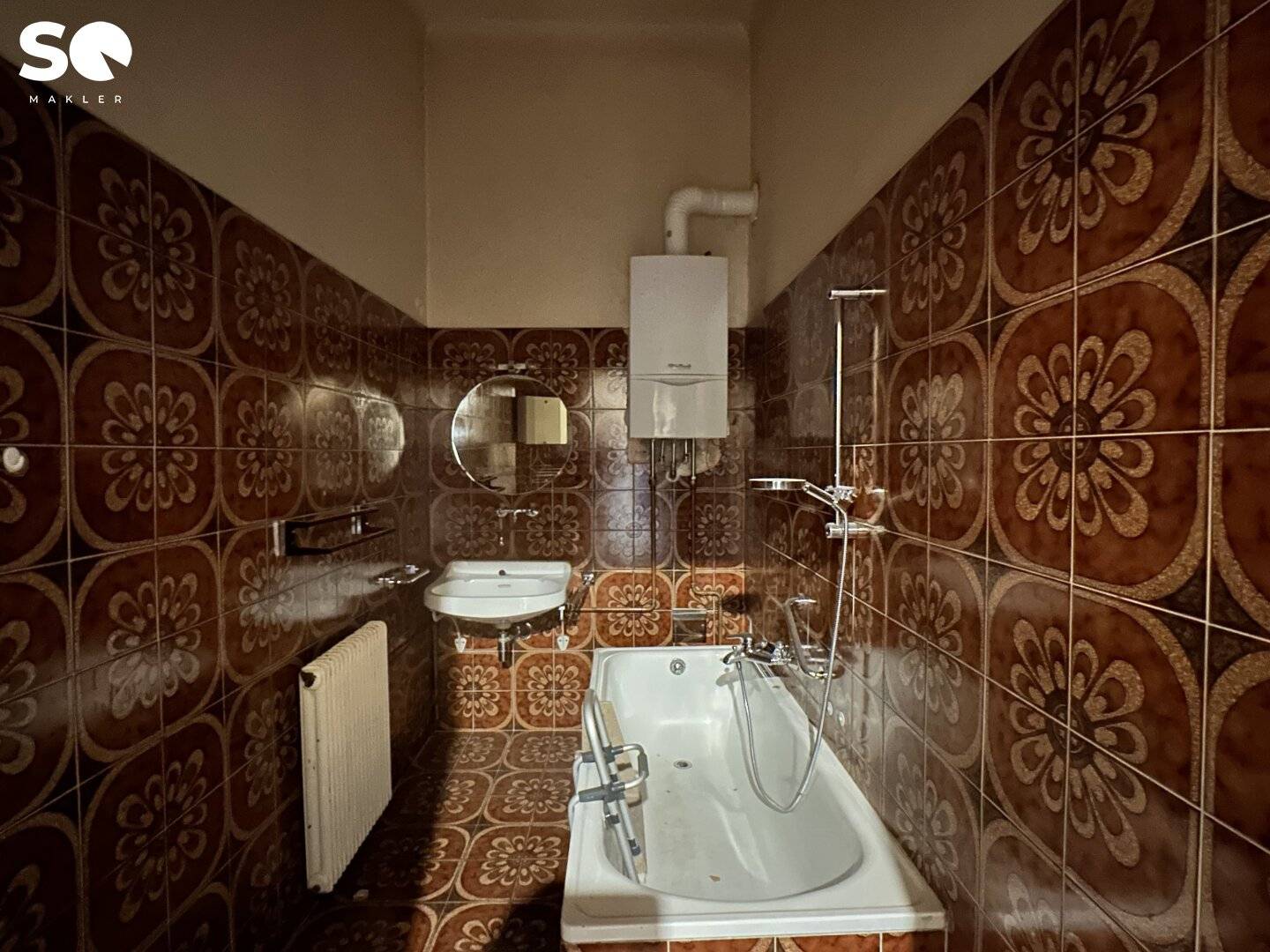 Sunny old building apartment with balcony in a desirable location in the 4th district there is no extra punctuation in title but we keep the content natural to English and preserve proper names