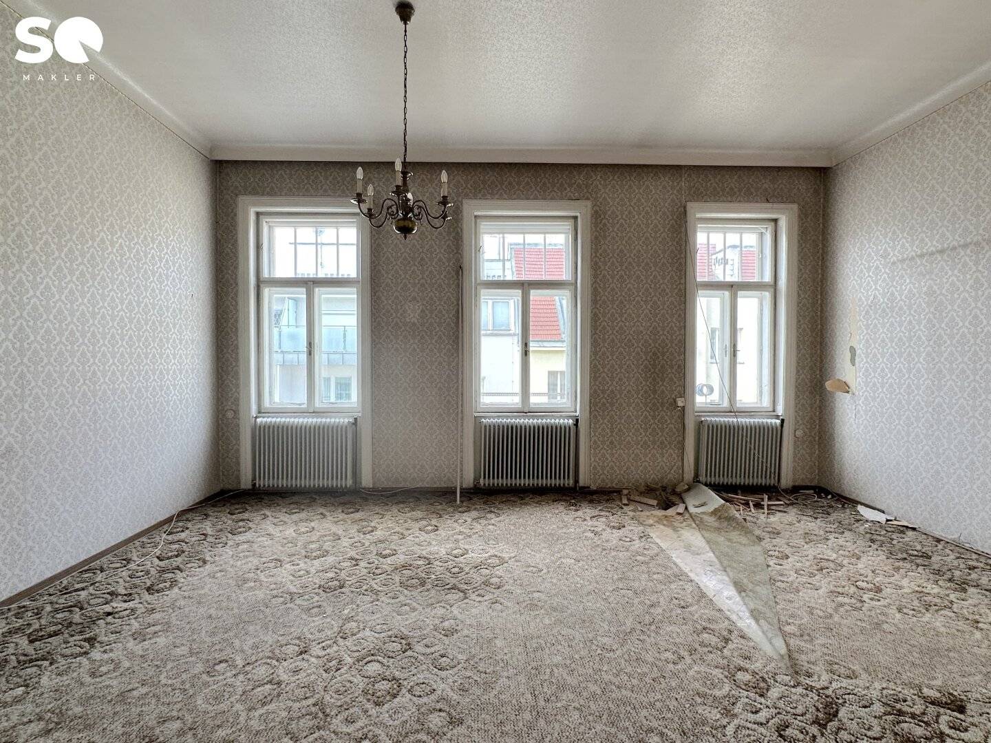 Sunny old building apartment with balcony in a desirable location in the 4th district there is no extra punctuation in title but we keep the content natural to English and preserve proper names