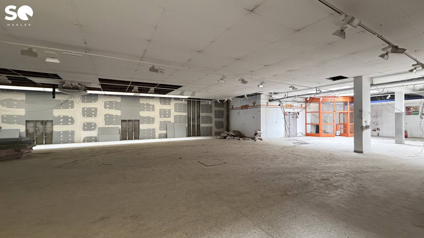 SQ Large Commercial Space with Up To 7 Meter Ceiling Height (!) Ideal as Event Hall or Fitness Center or Discount Store 1170 WIEN