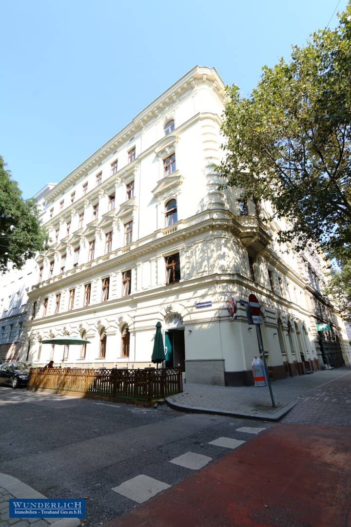 Period building gem near U4 Rochusmarkt