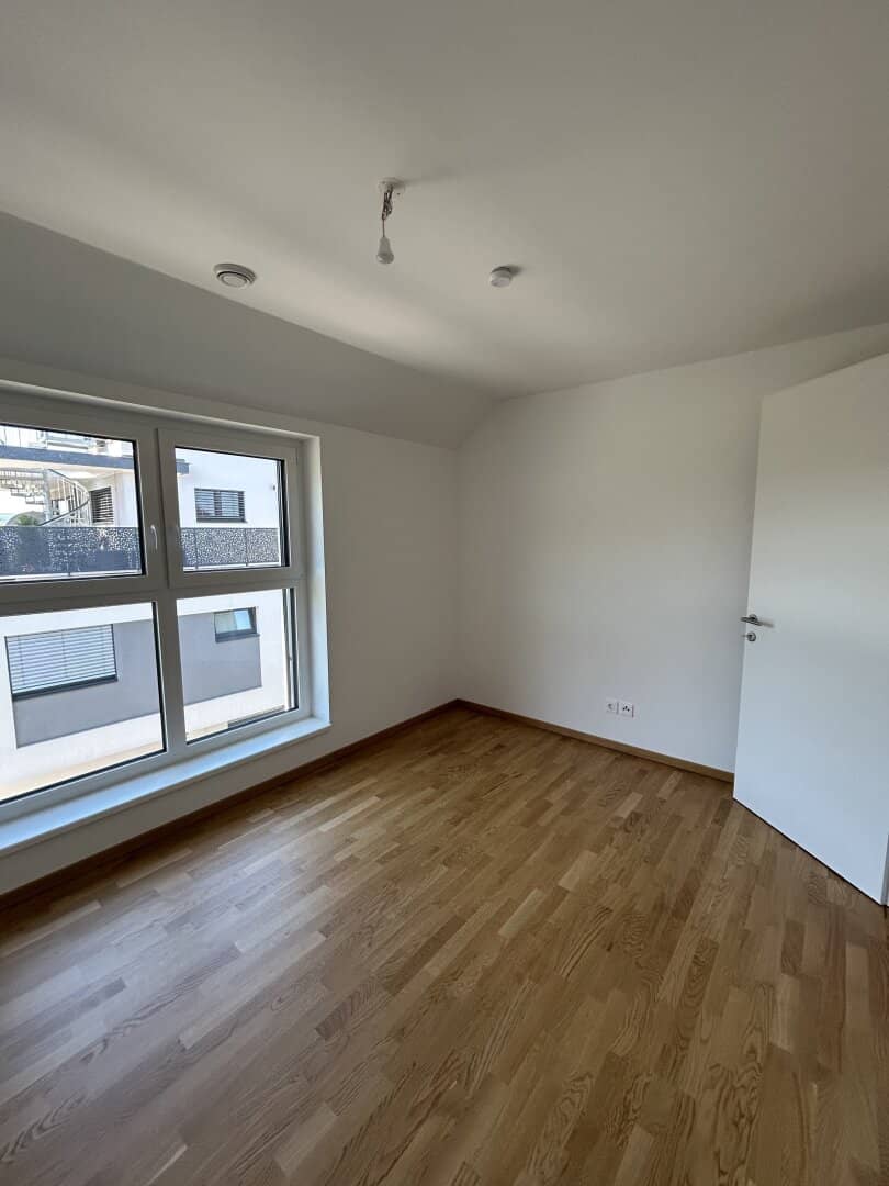 Neu errichtete helle 2 Zimmer Dachgeschoßwohnung mit Balkon und Garagenplatz - ERSTBEZUG