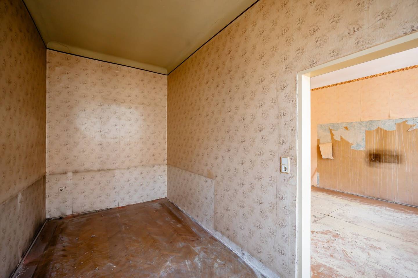 ++NEU++  2-Zimmer Altbau-Wohnung! viel Ausbaupotential!
