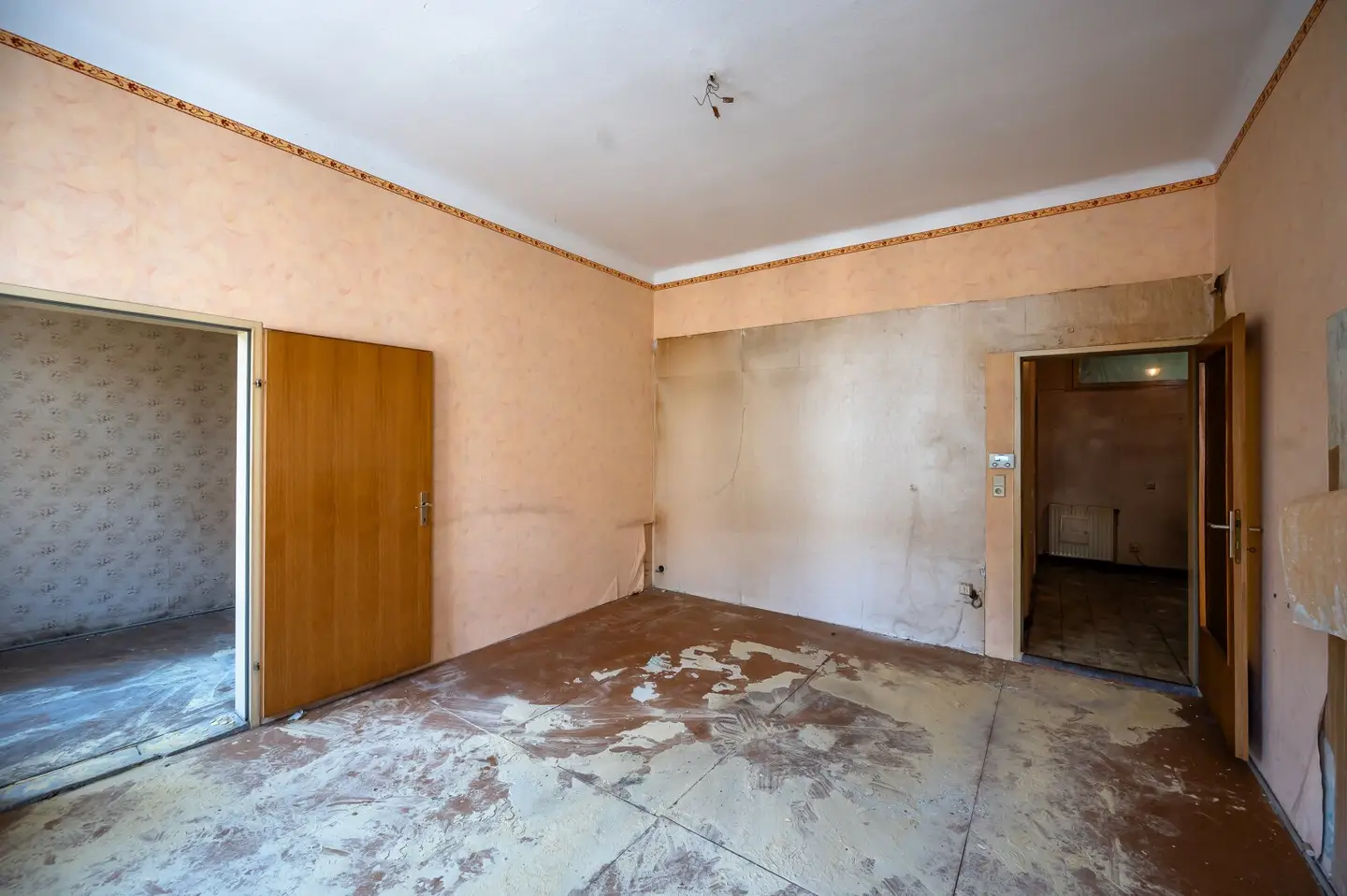 NEW 2 room old building apartment! great expansion potential!